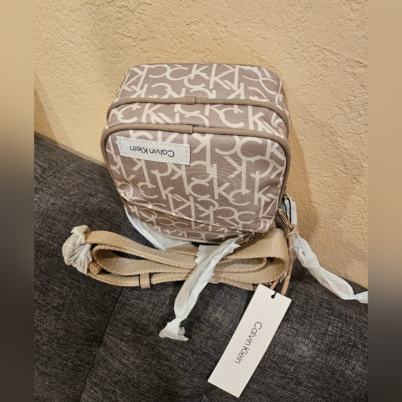 Calvin Klein Evie Crossbody Bag - Picture 4 of 4